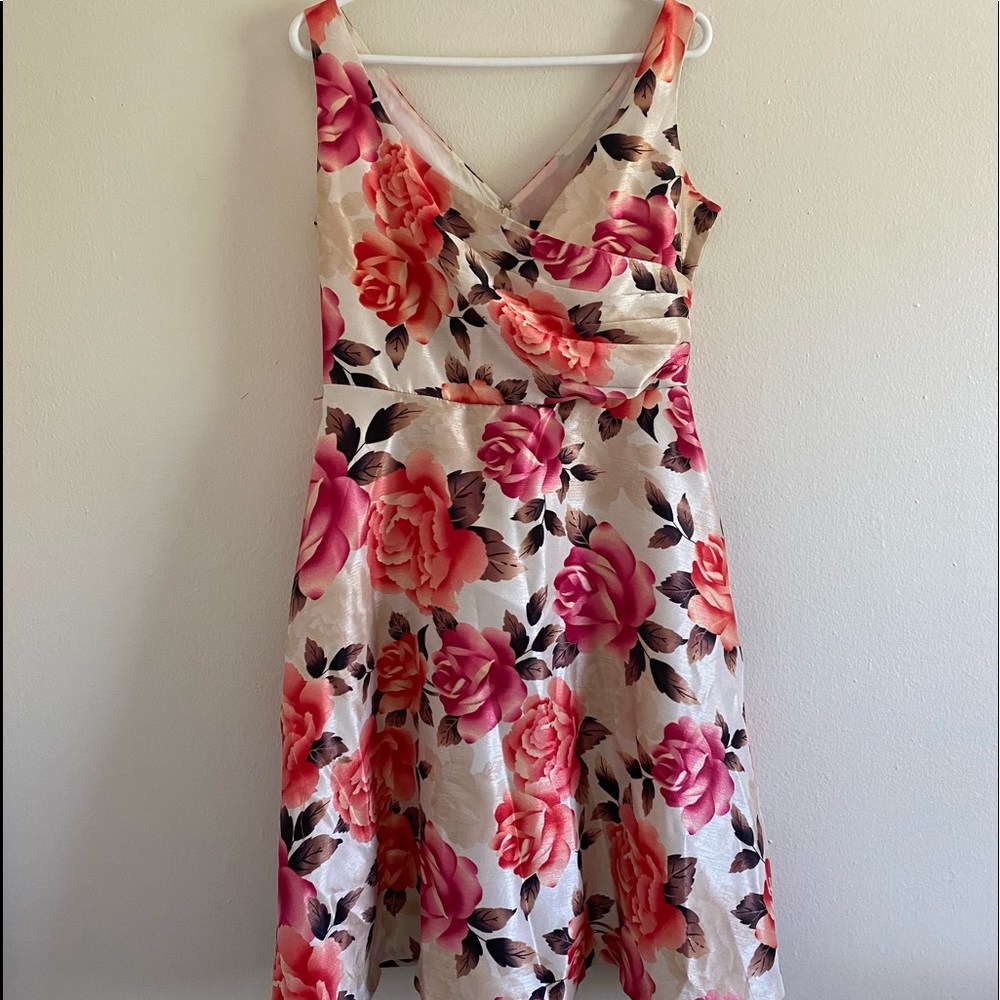 This beautiful floral dress is by S.L. Fashions, size 6 great for any occasion!